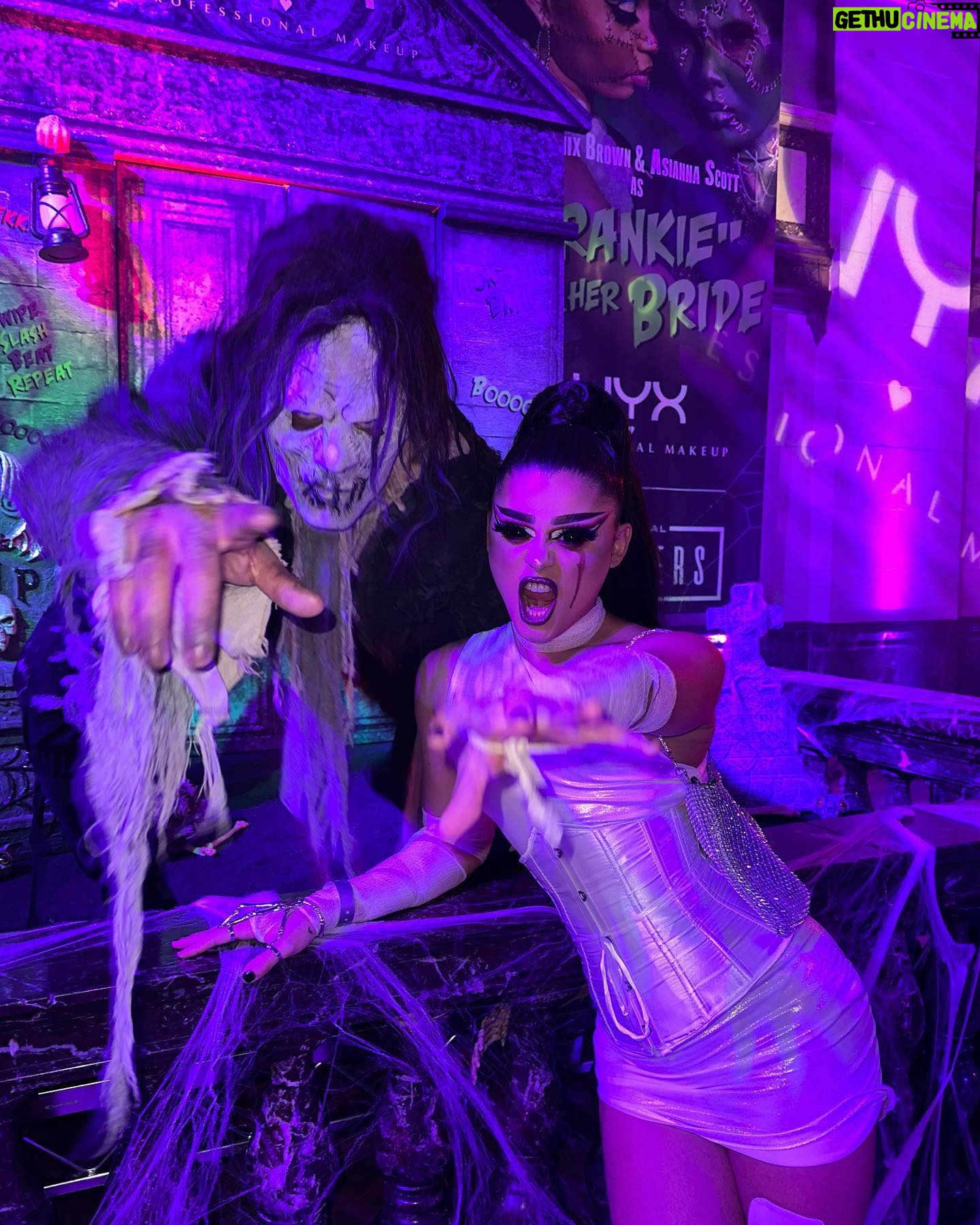 Fontana - 4K Likes - Trick or treat? 😈👻 Thanks @nyxcosmeticsnordics for the most amazing Halloween Party ever for bringing the icon @liltunechi !!! to the stage 🖤
@nyxcosmetics #nyxcosmetics #nyxprofessionalmakeup #nyxcosmeticsxuniversalmonsters #fontana