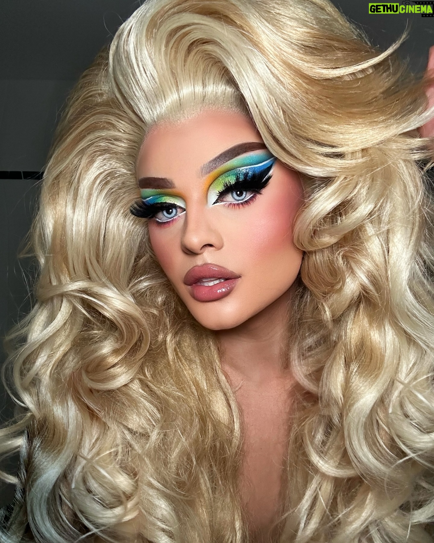 Fontana - 5.6K Likes - Complete the sentence: The bigger the hair, the bigger the _____! 🫢
Day 2 mug for @rupaulsdragcon 👸🏼✨missing you and London so much already 🥹😭
