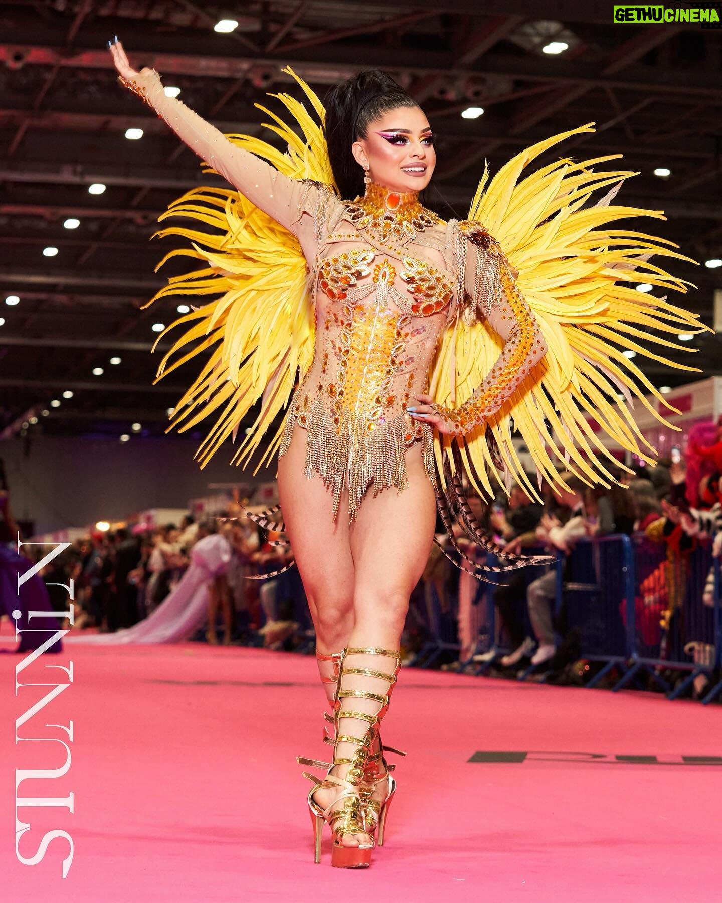 Fontana - 2.7K Likes - Pink carpet samba realness 💃🏽🩷 can’t believe it’s been a week since we walked in @rupaulsdragcon! Would you like us to be back somewhere else maybe?? 👀🫢
Outfit: @wsdesign86
Makeup by me wearing @nyxcosmeticsnordics
Photos: @stunnin.mag
#fontana #draqgqueen #rupaulsdragcon