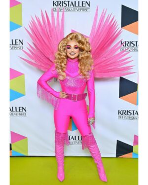Fontana Instagram - Tack för en fantastisk kväll @tvpriset_kristallen ✨ This look was inspired by my entrance look on @dragracesverige 🩷 

Outfit: @thepeterenglund 
Wings: @wsdesign86 
Hair: @eireheadwigs 

#fontana #kristallen #dragqueen