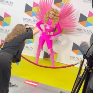Fontana Instagram - Tack för en fantastisk kväll @tvpriset_kristallen ✨ This look was inspired by my entrance look on @dragracesverige 🩷 

Outfit: @thepeterenglund 
Wings: @wsdesign86 
Hair: @eireheadwigs 

#fontana #kristallen #dragqueen