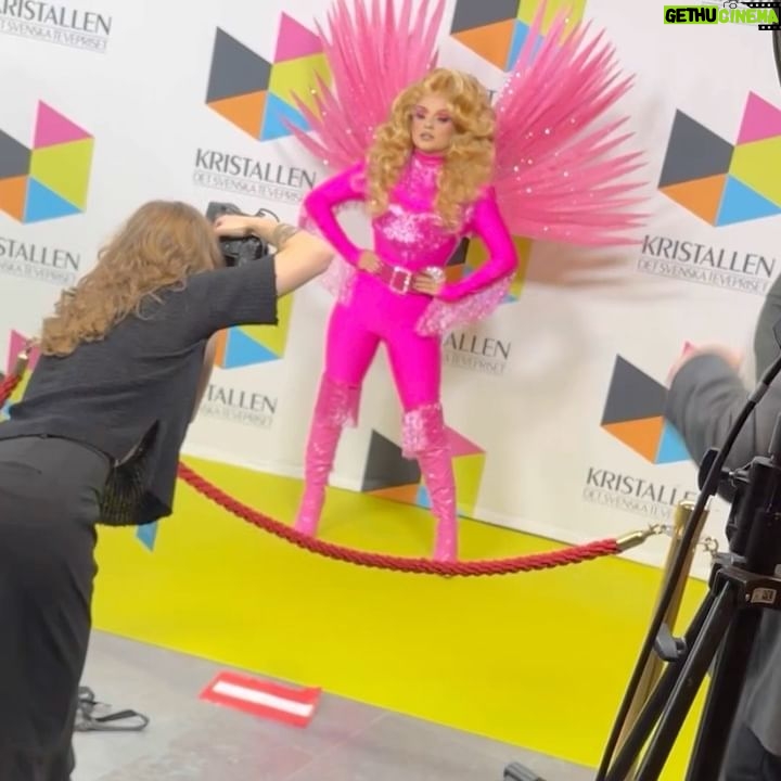 Fontana - 4.7K Likes - Tack fƶr en fantastisk kvƤll @tvpriset_kristallen ⨠This look was inspired by my entrance look on @dragracesverige š©·
Outfit: @thepeterenglund
Wings: @wsdesign86
Hair: @eireheadwigs
#fontana #kristallen #dragqueen