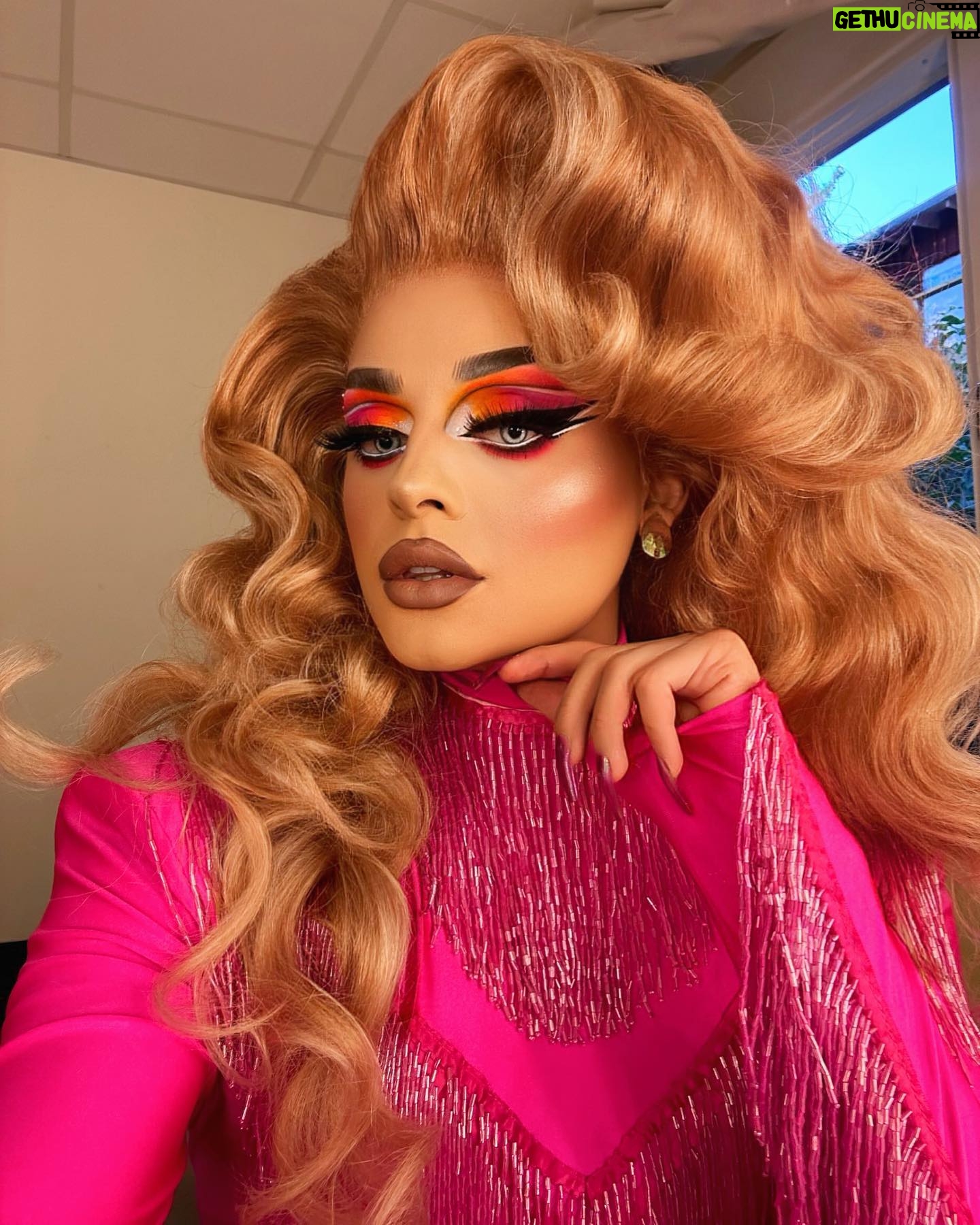 Fontana - 4.7K Likes - Tack för en fantastisk kväll @tvpriset_kristallen ✨ This look was inspired by my entrance look on @dragracesverige 🩷
Outfit: @thepeterenglund
Wings: @wsdesign86
Hair: @eireheadwigs
#fontana #kristallen #dragqueen