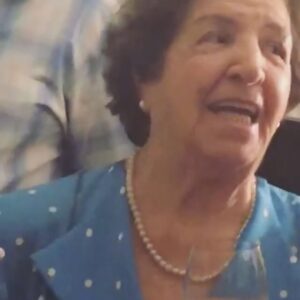 Foquinha Instagram - despedidas nunca são fáceis, por mais óbvias e necessárias que sejam. Minha avó era uma Rocha. O sobrenome não nega. Viveu e lutou até o último instante dos seus 99 anos. Agora ficam as memórias dessa linha do tempo forte e inspiradora de uma das grandes divas da minha vida. Vóvis, vou sempre lembrar das vezes que você cuidou de mim e da minha irmã quando minha mãe precisava trabalhar, das histórias que você contava pra eu dormir enquanto eu apertava a pelinha da sua mão, do nosso abração de lado que era “só nosso”, de te tirar pra dançar no meio da sala, das vezes que a gente perdia o fôlego de tanto rir, do seu olhar que já dizia tudo… o peito já tá doendo de saudades sem você aqui. Mas agora você merece descansar. E sei que você vai estar sempre comigo. Obrigada por tanto 🥺❤️