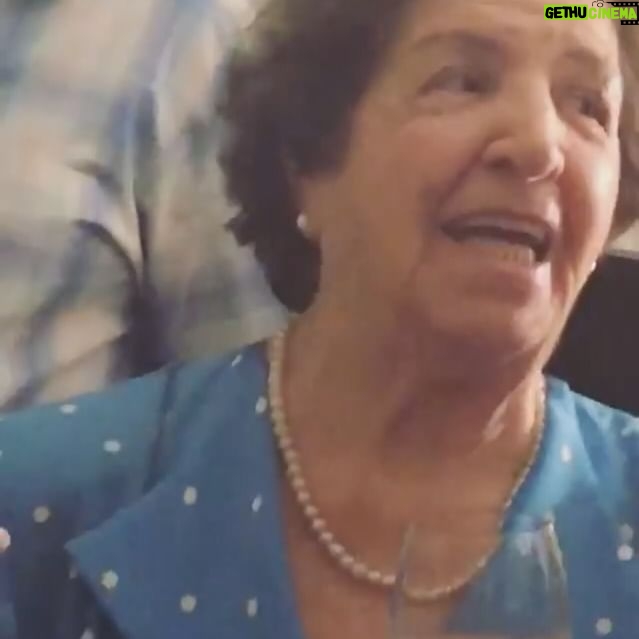 Foquinha - 32.6K Likes - despedidas nunca são fáceis, por mais óbvias e necessárias que sejam. Minha avó era uma Rocha. O sobrenome não nega. Viveu e lutou até o último instante dos seus 99 anos. Agora ficam as memórias dessa linha do tempo forte e inspiradora de uma das grandes divas da minha vida. Vóvis, vou sempre lembrar das vezes que você cuidou de mim e da minha irmã quando minha mãe precisava trabalhar, das histórias que você contava pra eu dormir enquanto eu apertava a pelinha da sua mão, do nosso abração de lado que era “só nosso”, de te tirar pra dançar no meio da sala, das vezes que a gente perdia o fôlego de tanto rir, do seu olhar que já dizia tudo… o peito já tá doendo de saudades sem você aqui. Mas agora você merece descansar. E sei que você vai estar sempre comigo. Obrigada por tanto 🥺❤️