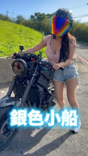 Fou-Xi You Instagram - 我真的很愛林志炫的這首「離人」
真的很好聽 旋律充滿著惆悵感
最喜歡的就是這句 「銀色小船搖搖晃晃彎彎」
道出汪洋中的船隻因月光的關係 讓船變的像銀色一般
體現了所有寂靜與孤獨
這首「離人」重複聽 應該不為過吧
我希望大家可以分享這首歌出去
不知道大家聽了幾遍
@aifei.9961