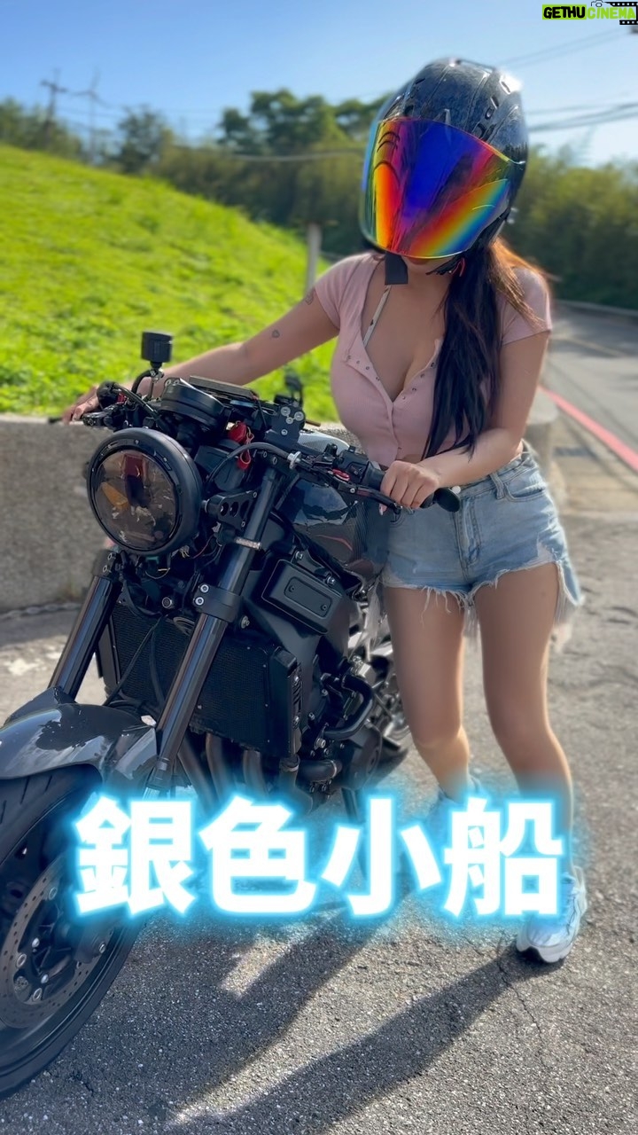 Fou-Xi You - 1.7K Likes - 我真的很愛林志炫的這首「離人」
真的很好聽 旋律充滿著惆悵感
最喜歡的就是這句 「銀色小船搖搖晃晃彎彎」
道出汪洋中的船隻因月光的關係 讓船變的像銀色一般
體現了所有寂靜與孤獨
這首「離人」重複聽 應該不為過吧
我希望大家可以分享這首歌出去
不知道大家聽了幾遍
@aifei.9961