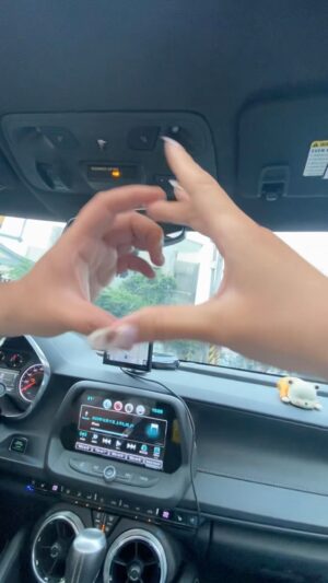 Fou-Xi You Instagram - 貧賤夫妻百事哀
「錢」是否建立在 「愛」之上
別騙人了 麵包比愛情更重要
有了麵包 就會有愛情
如果單單只有愛情沒有麵包
那就叫國中生戀愛 你覺得呢？