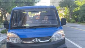 Fou-Xi You Instagram - 我有看錯嗎？
這是偷開爸爸車出來玩 還是真·女漢子
真的是奇景！
@xuanvic 
@naomi__real