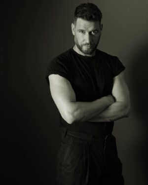Fran Antón Instagram - Vamos con lo que queda de año ….A TOPE 

Foto del artista @artphoto_dancer_models_asensio 

#actor #director