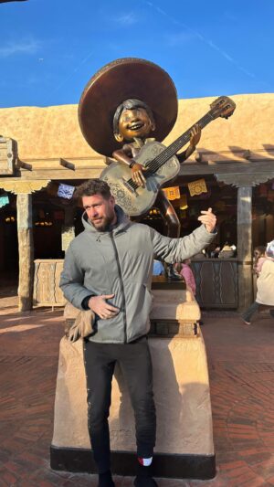 Fran Antón Instagram - En @disneylandparis en FAMILIA.

Gracias a mi marido @kikohernandeztv por el regalo y que bonito compartirlo con mi hermano @jesusantonlopez y mis niñas A&J. Os quiero ♥️

Gracias @viajesmalagueta por ponerlo tan fácil.
