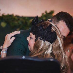 Fran Antón Instagram - AMIGA PATRI, cada vez que pienso en ti, pienso en tus abrazos, tú amor, tú fuerza , tú esperanza y tú VALENTÍA. 

Todavía no me lo creo amiga, estoy muy triste, parece mentira que ya no vaya a verte más, aunque nos avisaste muchas veces no queríamos que llegara nunca este día.

Quiero darte las gracias por tantas cosas bonitas que me has regalado, no pudimos tener mejor maestra de ceremonias en nuestra boda, tus palabras quedan guardadas en mi corazón. 

Teníamos un proyecto juntos y te prometo que tanto @veronicagarciacanela como nosotros,haremos realidad TÚ MALDITA VALIENTE, ya sabes que a cabezotas no nos gana nadie. 

Te quiero mucho amiga siempre estarás con nosotros♥️