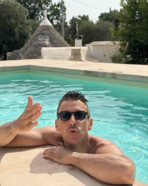 Francesco Gabbani Instagram - Baci dalla Puglia 🌈💙