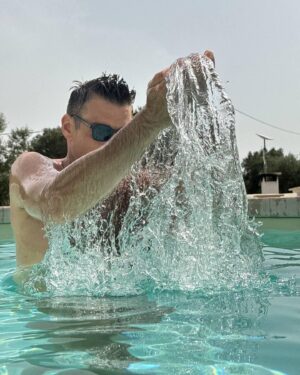 Francesco Gabbani Instagram - Baci dalla Puglia 🌈💙