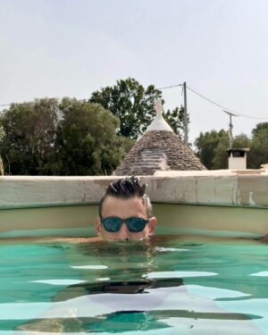 Francesco Gabbani Instagram - Baci dalla Puglia 🌈💙