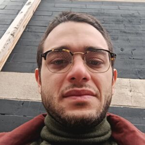 Francesco Serpico Instagram - Cristo dio ma c'è la fai a scrivere una poesia, una cosa carina elegante, non dico la divina commedia che comunque è sopravvalutata ma comunque qualcosa che non sia un flusso stupido di coscienza stupida, stupita e neanche una disarmante frase caustica da quattro soldi che spieghi ai sorci i crocevia del tempo. Buchi bianchi e buchi neri brumano il manto dei pensieri e si arrendono alla sabbia della noia. Cosa cerchi in questo labirinto di segni, di seni molli e di mughiera. quale bandiera esattamente impronti come cassiere della notte, burocrata del circo dei sogni di Dio. Non darti per vinto, amore mio. Cerca ancora, scava la risposta alla domanda che non ti ho posta. C'è la risposta e anche il tono del poeta in questa selva di note di pietra. ecco così si fa, cospargi di parole inesatte queste tue comiche mulattiere. Ascolta il vicino, spingi alla meta nella tua menticina fosca di poeta. Erezioni disperate, proiezioni ortogonali di orchi e di fate. Castelli cangianti di birilli spaiati, di spiriti, di spiriti di giganti. Sbatta la nave contro suo figlio a volte d'oro inciso a volte solo di smorto dipinto. Spalmatemi su una tela e spingetemi nei solchi della tavolozza. Che non mi viene più niente da dire. mi stupisco del mio stesso incastro. Ruba parole, poeta, dal vicino, dalla sera, dalla seta dello sguardo, tu dici sguardo, giusto, spesso. E come fai a ritrovare la strada di casa quando esci. forse oggi la poesia... forse io non posso proprio esprimermi al riguardo, il lamento dell'occhio a riccardo? davvero fai, spregiudicato codardo? dove vai nei giorni caldi dell'estate di tutti i sensi? Cosa sono tutti i sensi, sporco bastardo? Guarda ancora una notifica, non sei in ritardo. La retorica è per i ritardati qualcuno mi bruci le mani per favore, accoltellatemi negli intenti. Tutte le genti mi rivolgo a voi, sprecate i miei passi come fossero semi, spargetemi ai quattro venti.