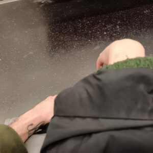 Francesco Serpico Instagram - Cristo dio ma c'è la fai a scrivere una poesia, una cosa carina elegante, non dico la divina commedia che comunque è sopravvalutata ma comunque qualcosa che non sia un flusso stupido di coscienza stupida, stupita e neanche una disarmante frase caustica da quattro soldi che spieghi ai sorci i crocevia del tempo. Buchi bianchi e buchi neri brumano il manto dei pensieri e si arrendono alla sabbia della noia. Cosa cerchi in questo labirinto di segni, di seni molli e di mughiera. quale bandiera esattamente impronti come cassiere della notte, burocrata del circo dei sogni di Dio. Non darti per vinto, amore mio. Cerca ancora, scava la risposta alla domanda che non ti ho posta. C'è la risposta e anche il tono del poeta in questa selva di note di pietra. ecco così si fa, cospargi di parole inesatte queste tue comiche mulattiere. Ascolta il vicino, spingi alla meta nella tua menticina fosca di poeta. Erezioni disperate, proiezioni ortogonali di orchi e di fate. Castelli cangianti di birilli spaiati, di spiriti, di spiriti di giganti. Sbatta la nave contro suo figlio a volte d'oro inciso a volte solo di smorto dipinto. Spalmatemi su una tela e spingetemi nei solchi della tavolozza. Che non mi viene più niente da dire. mi stupisco del mio stesso incastro. Ruba parole, poeta, dal vicino, dalla sera, dalla seta dello sguardo, tu dici sguardo, giusto, spesso. E come fai a ritrovare la strada di casa quando esci. forse oggi la poesia... forse io non posso proprio esprimermi al riguardo, il lamento dell'occhio a riccardo? davvero fai, spregiudicato codardo? dove vai nei giorni caldi dell'estate di tutti i sensi? Cosa sono tutti i sensi, sporco bastardo? Guarda ancora una notifica, non sei in ritardo. La retorica è per i ritardati qualcuno mi bruci le mani per favore, accoltellatemi negli intenti. Tutte le genti mi rivolgo a voi, sprecate i miei passi come fossero semi, spargetemi ai quattro venti.