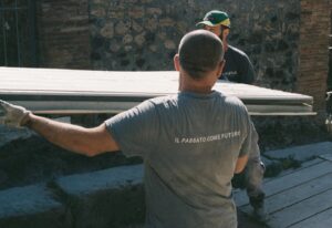 Francesco Serpico Instagram - Quando un napoletano sogna l'eruzione del Vesuvio è sicuro che quella che verrà sarà una giornata particolare. Tutto ciò che succederà nelle ore successive sarà solo eco lontana di uno scampato, bramato pericolo. gli eventi hanno un aspetto relativo, rimandano impotenti a qualcosa di più grande. distruttivo e meraviglioso, al di sopra della vita e della morte. 
Vicino al Gigante si vive un po' così, come se ci fosse sempre qualcosa di più grave di tutto quello che accade, che potrebbe accadere. la sensazione che in qualsiasi momento tutto potrebbe essere spazzato via e ogni ricordo, ogni sputo,  ogni dolore, cancellato e riscritto.
Un pulsante di autodistruzione che si staglia placido sulle cartoline e che dà alla vita un sapore più passeggero. Un boato che detta al corso della storia: "punto e a capo".
E allora in questa giornata particolare c'è un lapsus che mi accompagna. un personalissimo tango con la catastrofe che mi intrattiene come un'amante silenzioso per il quale ogni belvedere è inquadratura, ogni balcone è palco. Nell'attesa colpevole di una passione proibita. 
E non si storca il naso quando si sentono queste parole, perché questa terra come quel vulcano è un calderone, dove tutto si mescola e si trasforma.
Il fuoco diventa cenere e la cenere diventa bosco, il sangue amaro di questa terra diventa lava e la lava diventa tufo, basalto, piperno con cui nei secoli abbiamo costruito le nostre case, le nostre strade le nostre chiese. L'oro di Napoli.
Quando sogno l'eruzione del Vesuvio, c'è sempre qualcosa che va al di là della salvezza, c'è una tensione, una chiamata ancestrale a testimoniare. Non importa quanto sono in pericolo, ij l'aggia v'rè.

Nel 79 d.C. questa sensazione è stata siglata nella storia. Sepolta e ritrovata, riportata in vita, dai figli dei figli dei figli di quella terra come foto lontanissima di famiglia, bassorilievo d'altri tempi, litografia d'amore e turbamento.
pale, scalpelli, pennelli sono le sole armi a darci ragione eterna della nostra umanità.
A testimoniare che dopo migliaia di anni un amore profondo brucia ancora.