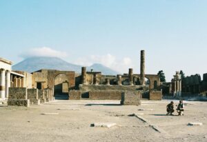 Francesco Serpico Instagram - Quando un napoletano sogna l'eruzione del Vesuvio è sicuro che quella che verrà sarà una giornata particolare. Tutto ciò che succederà nelle ore successive sarà solo eco lontana di uno scampato, bramato pericolo. gli eventi hanno un aspetto relativo, rimandano impotenti a qualcosa di più grande. distruttivo e meraviglioso, al di sopra della vita e della morte. 
Vicino al Gigante si vive un po' così, come se ci fosse sempre qualcosa di più grave di tutto quello che accade, che potrebbe accadere. la sensazione che in qualsiasi momento tutto potrebbe essere spazzato via e ogni ricordo, ogni sputo,  ogni dolore, cancellato e riscritto.
Un pulsante di autodistruzione che si staglia placido sulle cartoline e che dà alla vita un sapore più passeggero. Un boato che detta al corso della storia: "punto e a capo".
E allora in questa giornata particolare c'è un lapsus che mi accompagna. un personalissimo tango con la catastrofe che mi intrattiene come un'amante silenzioso per il quale ogni belvedere è inquadratura, ogni balcone è palco. Nell'attesa colpevole di una passione proibita. 
E non si storca il naso quando si sentono queste parole, perché questa terra come quel vulcano è un calderone, dove tutto si mescola e si trasforma.
Il fuoco diventa cenere e la cenere diventa bosco, il sangue amaro di questa terra diventa lava e la lava diventa tufo, basalto, piperno con cui nei secoli abbiamo costruito le nostre case, le nostre strade le nostre chiese. L'oro di Napoli.
Quando sogno l'eruzione del Vesuvio, c'è sempre qualcosa che va al di là della salvezza, c'è una tensione, una chiamata ancestrale a testimoniare. Non importa quanto sono in pericolo, ij l'aggia v'rè.

Nel 79 d.C. questa sensazione è stata siglata nella storia. Sepolta e ritrovata, riportata in vita, dai figli dei figli dei figli di quella terra come foto lontanissima di famiglia, bassorilievo d'altri tempi, litografia d'amore e turbamento.
pale, scalpelli, pennelli sono le sole armi a darci ragione eterna della nostra umanità.
A testimoniare che dopo migliaia di anni un amore profondo brucia ancora.