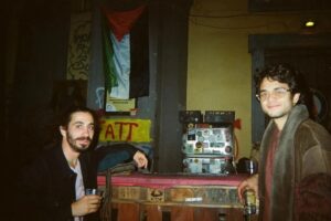 Francesco Serpico Instagram - Con il collega di università di mio padre
una volta abbiamo fatto l'amore. Più precisamente coccole anarchiche, più precisamente un gruppo di freakkettoni che al buio in una stanza si carezzano e si annusano senza sapere a chi, senza sapere da chi. Con il collega di università di mio padre abbiamo visto gli uccelli e i pensieri migrare nelle quattro mura di un una stanza sulla spiaggia, malati di un virus chiamato libertà. Il compagno di università di mio padre mi ha disegnato i principi della musica popolare con un pennarello rosso su due fogli aperti e appesi alla porta scorrevole della camera dei miei attaccati con lo scotch, ma io non li ho imparati. Lui va in Rio io vado per New York. Entrambi sappiamo che quando mio padre si laureerà noi avremo da salutarci per sempre, ma fino ad allora possiamo continuare a distribuire al mondo le foto per le pagine centrali delle nostre copiose biografie. Come quelle che ci sono nei libri di tattica d'assalto che leggeva mio padre prima di iscriversi all'università.

PS. palestina libera.