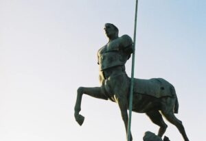 Francesco Serpico Instagram - Quando un napoletano sogna l'eruzione del Vesuvio è sicuro che quella che verrà sarà una giornata particolare. Tutto ciò che succederà nelle ore successive sarà solo eco lontana di uno scampato, bramato pericolo. gli eventi hanno un aspetto relativo, rimandano impotenti a qualcosa di più grande. distruttivo e meraviglioso, al di sopra della vita e della morte. 
Vicino al Gigante si vive un po' così, come se ci fosse sempre qualcosa di più grave di tutto quello che accade, che potrebbe accadere. la sensazione che in qualsiasi momento tutto potrebbe essere spazzato via e ogni ricordo, ogni sputo,  ogni dolore, cancellato e riscritto.
Un pulsante di autodistruzione che si staglia placido sulle cartoline e che dà alla vita un sapore più passeggero. Un boato che detta al corso della storia: "punto e a capo".
E allora in questa giornata particolare c'è un lapsus che mi accompagna. un personalissimo tango con la catastrofe che mi intrattiene come un'amante silenzioso per il quale ogni belvedere è inquadratura, ogni balcone è palco. Nell'attesa colpevole di una passione proibita. 
E non si storca il naso quando si sentono queste parole, perché questa terra come quel vulcano è un calderone, dove tutto si mescola e si trasforma.
Il fuoco diventa cenere e la cenere diventa bosco, il sangue amaro di questa terra diventa lava e la lava diventa tufo, basalto, piperno con cui nei secoli abbiamo costruito le nostre case, le nostre strade le nostre chiese. L'oro di Napoli.
Quando sogno l'eruzione del Vesuvio, c'è sempre qualcosa che va al di là della salvezza, c'è una tensione, una chiamata ancestrale a testimoniare. Non importa quanto sono in pericolo, ij l'aggia v'rè.

Nel 79 d.C. questa sensazione è stata siglata nella storia. Sepolta e ritrovata, riportata in vita, dai figli dei figli dei figli di quella terra come foto lontanissima di famiglia, bassorilievo d'altri tempi, litografia d'amore e turbamento.
pale, scalpelli, pennelli sono le sole armi a darci ragione eterna della nostra umanità.
A testimoniare che dopo migliaia di anni un amore profondo brucia ancora.