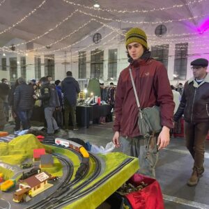 Francesco Serpico Instagram - io ogni volta che un treno della mia vita passa inesorabilmente
rimango ammaliato,
come a godermi per un istante nella testa
l'implosione di tutte quelle vite che non vivrò mai
poi dopo c'è quasi sempre una jam, per fortuna, e @filippodecarli.