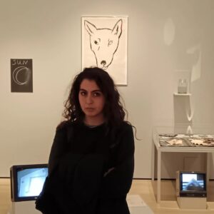 Francesco Serpico Instagram - Cristo dio ma c'è la fai a scrivere una poesia, una cosa carina elegante, non dico la divina commedia che comunque è sopravvalutata ma comunque qualcosa che non sia un flusso stupido di coscienza stupida, stupita e neanche una disarmante frase caustica da quattro soldi che spieghi ai sorci i crocevia del tempo. Buchi bianchi e buchi neri brumano il manto dei pensieri e si arrendono alla sabbia della noia. Cosa cerchi in questo labirinto di segni, di seni molli e di mughiera. quale bandiera esattamente impronti come cassiere della notte, burocrata del circo dei sogni di Dio. Non darti per vinto, amore mio. Cerca ancora, scava la risposta alla domanda che non ti ho posta. C'è la risposta e anche il tono del poeta in questa selva di note di pietra. ecco così si fa, cospargi di parole inesatte queste tue comiche mulattiere. Ascolta il vicino, spingi alla meta nella tua menticina fosca di poeta. Erezioni disperate, proiezioni ortogonali di orchi e di fate. Castelli cangianti di birilli spaiati, di spiriti, di spiriti di giganti. Sbatta la nave contro suo figlio a volte d'oro inciso a volte solo di smorto dipinto. Spalmatemi su una tela e spingetemi nei solchi della tavolozza. Che non mi viene più niente da dire. mi stupisco del mio stesso incastro. Ruba parole, poeta, dal vicino, dalla sera, dalla seta dello sguardo, tu dici sguardo, giusto, spesso. E come fai a ritrovare la strada di casa quando esci. forse oggi la poesia... forse io non posso proprio esprimermi al riguardo, il lamento dell'occhio a riccardo? davvero fai, spregiudicato codardo? dove vai nei giorni caldi dell'estate di tutti i sensi? Cosa sono tutti i sensi, sporco bastardo? Guarda ancora una notifica, non sei in ritardo. La retorica è per i ritardati qualcuno mi bruci le mani per favore, accoltellatemi negli intenti. Tutte le genti mi rivolgo a voi, sprecate i miei passi come fossero semi, spargetemi ai quattro venti.