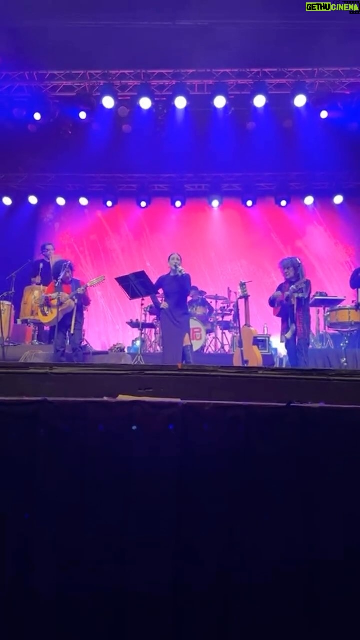 Francisca Gavilán - 2K Likes - Quiero compartirles “Paloma Ausente” de la gran Violeta Parra, gracias Roberto Márquez y @grupoillapu por invitarme a esta gira de “El Grito de la Raza”Para mí aventura de alto vuelo.
Comparto mi canto, que hoy en Concepción es el primero de muchos que vendrán, y agradezco a quienes me acompañan de cerca y de lejos ❤️💎🫶🏼
Mis hijos Simón @simon_tiburoni_no y Joaquín, Vali @valigavilan @bergerhertz @francisca____ @catitaguerra @fimmmssss @osvaldoenruta por el apañe, certeros consejos y amor!
Vuelvo feliz de Concepción!!
Gracias a cada uno de mis compañeros de @grupoillapu por su generosidad y a cariño
Son joyas!!!
#musica #musical #teatro #cantar #actriz #gira #illapu #concepcion ❤️❤️
Registro @osvaldoenruta