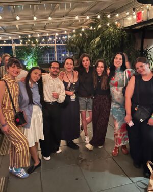 Francisca Valenzuela Instagram - ok, el último carrusel de @ruidosafest NEW YORK??? 😂 no sé ah…. Es que fue SURREAL! (y tenemos tantas fotos, cómo elegir!) Qué emoción ver cómo una idea se expande y recorre el continente, uniendo corazones y causas 💚💗

Les dejo un poquito del trasbambalinas y también aquí un agradecimiento gigante lleno de amor y admiración a:

Team RUIDOSA / FRANTASTIC / MGMT / CRITERIA:
Thank u for making it so special, gracias x su dedicación y cariño y por trabajar tan duro y con atención a cada detalle y darlo todo. 
No podría soñar con un mejor equipo! Seguimos con todo! Se vienen cositas! @rodrigdi @an.cortes @diegosporzio @fresadeneza @nikiossandon @zigzagfrenetico @javiajerap  y todo el team de foto y video! @camigrandi @santiagraphy @mava.villamizar @srodriguezphotos @criteriaent 

Paloma Esteves, director of Artistic Programming y todo su team del Lincoln Center:
Thank you for making this dream a reality. Qué equipo más INCREÍBLE! Fue un sueño hecho realidad. Gracias por recibirnos con los brazos abiertos! @palomaestevez 

Nuestras panelistas estrellas @julyssa_raquel @floresonair @sigalratner @isabelaraygoza @angiejromero @steffycarvajal @jmosound qué honor contar con ustedes. Gracias mil gracias por su compromiso, pasión, liderazgo, curiosidad, creatividad y visión. Son una inspiración. Las admiro tremendamente y tenerlas a todas en un mismo espacio compartiendo acerca de sus experiencias fue increíble. 

Todas las artistas que aceptaron nuestra invitación para venir a hacer ruido!!

UNIDAS SOMOS MAS FUERTES!
Todos tenemos una voz y no hay que tener miedo de usarla!
 ✊📣💥