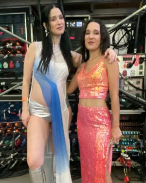Francisca Valenzuela Instagram - ok, el último carrusel de @ruidosafest NEW YORK??? 😂 no sé ah…. Es que fue SURREAL! (y tenemos tantas fotos, cómo elegir!) Qué emoción ver cómo una idea se expande y recorre el continente, uniendo corazones y causas 💚💗

Les dejo un poquito del trasbambalinas y también aquí un agradecimiento gigante lleno de amor y admiración a:

Team RUIDOSA / FRANTASTIC / MGMT / CRITERIA:
Thank u for making it so special, gracias x su dedicación y cariño y por trabajar tan duro y con atención a cada detalle y darlo todo. 
No podría soñar con un mejor equipo! Seguimos con todo! Se vienen cositas! @rodrigdi @an.cortes @diegosporzio @fresadeneza @nikiossandon @zigzagfrenetico @javiajerap  y todo el team de foto y video! @camigrandi @santiagraphy @mava.villamizar @srodriguezphotos @criteriaent 

Paloma Esteves, director of Artistic Programming y todo su team del Lincoln Center:
Thank you for making this dream a reality. Qué equipo más INCREÍBLE! Fue un sueño hecho realidad. Gracias por recibirnos con los brazos abiertos! @palomaestevez 

Nuestras panelistas estrellas @julyssa_raquel @floresonair @sigalratner @isabelaraygoza @angiejromero @steffycarvajal @jmosound qué honor contar con ustedes. Gracias mil gracias por su compromiso, pasión, liderazgo, curiosidad, creatividad y visión. Son una inspiración. Las admiro tremendamente y tenerlas a todas en un mismo espacio compartiendo acerca de sus experiencias fue increíble. 

Todas las artistas que aceptaron nuestra invitación para venir a hacer ruido!!

UNIDAS SOMOS MAS FUERTES!
Todos tenemos una voz y no hay que tener miedo de usarla!
 ✊📣💥