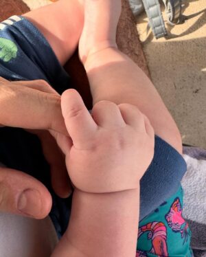 Francisco Saavedra Instagram - Cuando eres Papá, Ya no hay nada más importante que los hijos en la vida. 
Los amo hijos míos con toda mi alma y corazón. Los amamos hasta el infinito. Estar vivo para ustedes es una bendición. Somos una gran familia ❤️ #Vacaciones #Amor #Hijos #Padres @moonpalacethegrandcancun