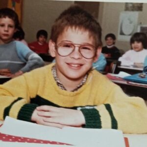 Franck Gastambide Instagram - « Maman .. Je suis Chevalier de l’ordre des Arts et des Lettres ! »  Éternel dernier de la classe j’ai longtemps pensé que jetais tout simplement un nul, un bon à rien. Jusqu’à ce que je découvre que j’avais en faite plusieurs handicaps invisibles qui m’empêchaient d’étudier et surtout de comprendre comme les autres . La dyslexie, la dyspraxie, m’ont empêché d’avoir une scolarité normale, et d’accéder à des diplômes , Il ma fallu trouver un autre chemin pour réussir . Aujourd’hui j’ai reçu le premier diplôme de ma vie et je ressens, je crois un peu , la joie qu’on ressenti mes camarades lorsqu’ils on vues leurs noms sur le tableau leurs annonçants qu’ils avaient leurs brevets des collèges , puis leurs Bac pro . Moi j’avais échoué au deux .
