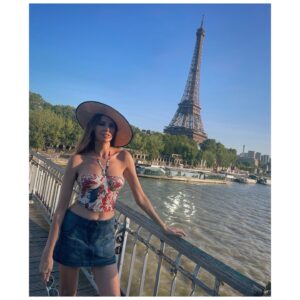 Frédérique Bel Instagram - Joie de découvrir Paris comme un immense terrain de jeu . Quelle ambiance ! Ça fait du bien ! Touriste dans ma ville #paris #paris2024🇫🇷 #parisolympics2024 #toureiffel