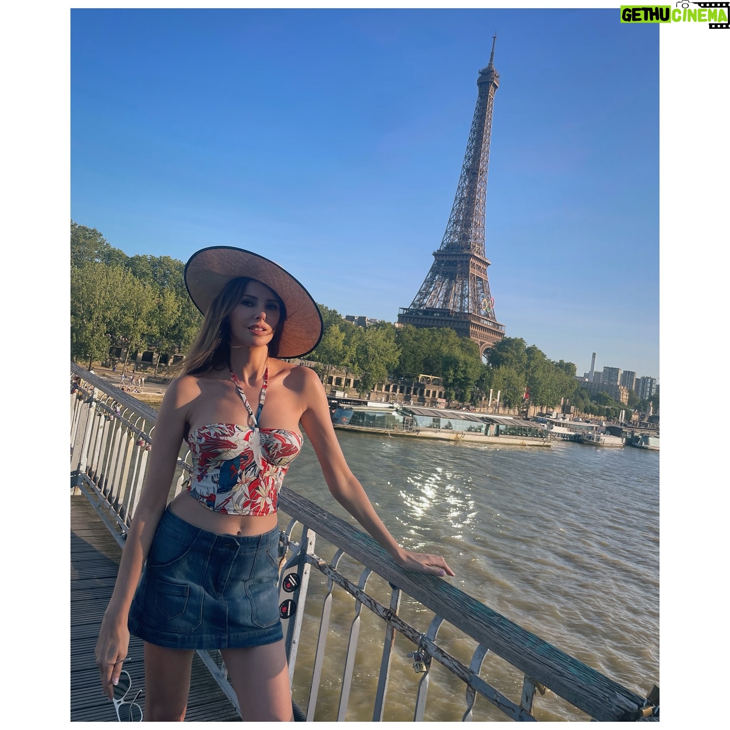 Frédérique Bel - 8.3K Likes - Joie de découvrir Paris comme un immense terrain de jeu . Quelle ambiance ! Ça fait du bien ! Touriste dans ma ville #paris #paris2024🇫🇷 #parisolympics2024 #toureiffel