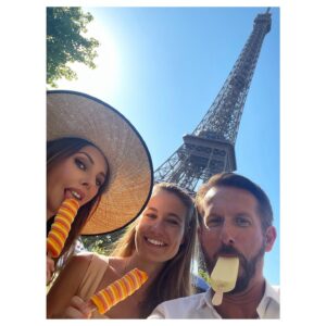 Frédérique Bel Instagram - Joie de découvrir Paris comme un immense terrain de jeu . Quelle ambiance ! Ça fait du bien ! Touriste dans ma ville #paris #paris2024🇫🇷 #parisolympics2024 #toureiffel