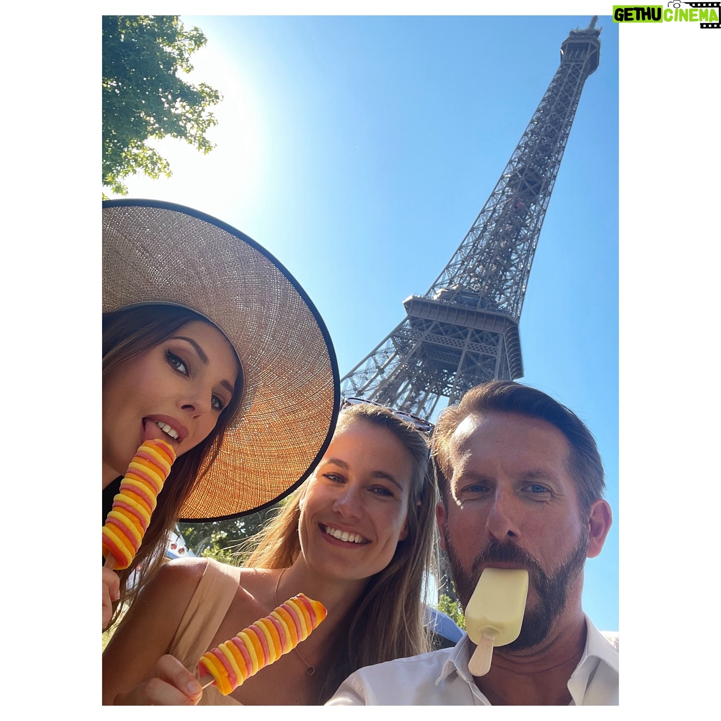 Frédérique Bel - 8.3K Likes - Joie de découvrir Paris comme un immense terrain de jeu . Quelle ambiance ! Ça fait du bien ! Touriste dans ma ville #paris #paris2024🇫🇷 #parisolympics2024 #toureiffel