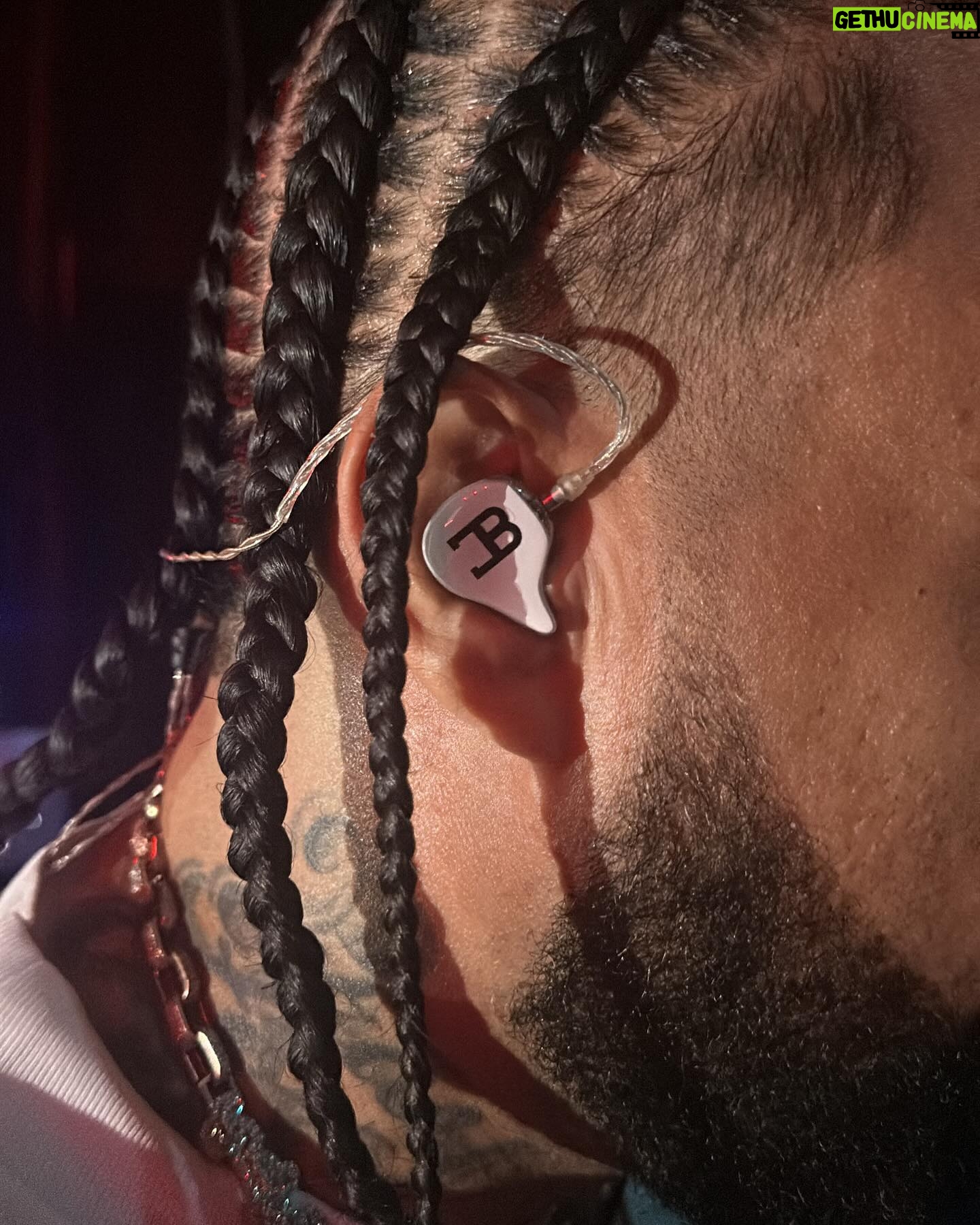 French Montana - 399.9K Likes - FIRST STOP CT WAS EPIC π LOVE YALL !
GOTTA SEE IT TO BELIEVE IT B-SIDE TOUR . MARYLAND SILVER SPRING TONIGHT .
@myfabolouslife @fivioforeign_8fs .