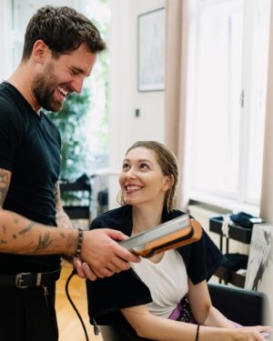 Frohner Fecó Instagram - Anyák napi Dyson nap a @salonfrohner -ben.Nagyon fontos ,hogy a termékek vásárlás előtt próbáljuk ki a termékeket és kérjünk szaktanácsadást is a megfelelő használatukról. Ez a nap erre is tökéletes volt.✨ @dysonhungary🤍✨ #dysonhair #dysonairwrap #dysonsupersonic