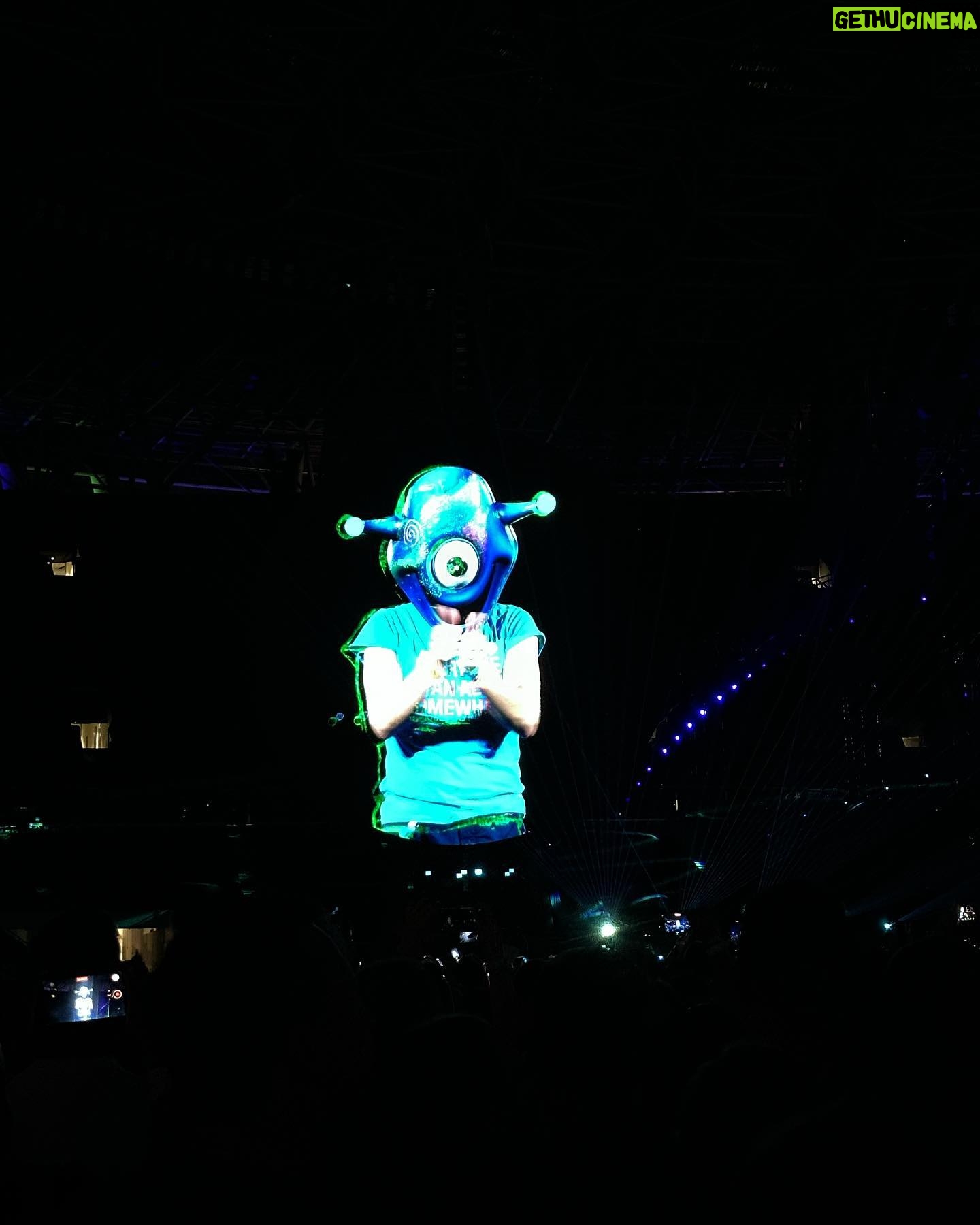 Frohner Fecó - 6.6K Likes - A Coldplay koncertje nem csak egy sima koncert.Inkább egy edukatív tartalmi est a szeretetről ,ami miatt pont életem egyik top koncertje.✨✨✨🤍🤍🤍🤍🤍🤍