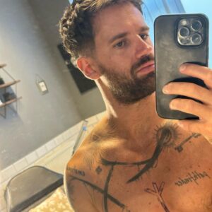 Frohner Fecó Instagram - Eltelt egy kis idő ami alatt rengeteg dolog és emlék halmozódott föl.Szeretem,hogy a testemen lévő tetoválásaimnak mind-mind története mondanivalója van.Most egy rúnát  egy fejlődéssel kapcsolatos lezárást égy egy boxra való emléket készített nekem @samsara.tattoo .Már idestova 12 éve ő a tetoválom.köszi Sári!😘(előfordult ,hogy láttam ismerősömön ugyanolyan tetoválást.ha tanácsolhatom igyekezzetek saját kútfőből tetoválni magatokra ami számotokra emlékkel bíró eseményekhez kapcsolódik,ha tetováltattok.) 🤘🏼