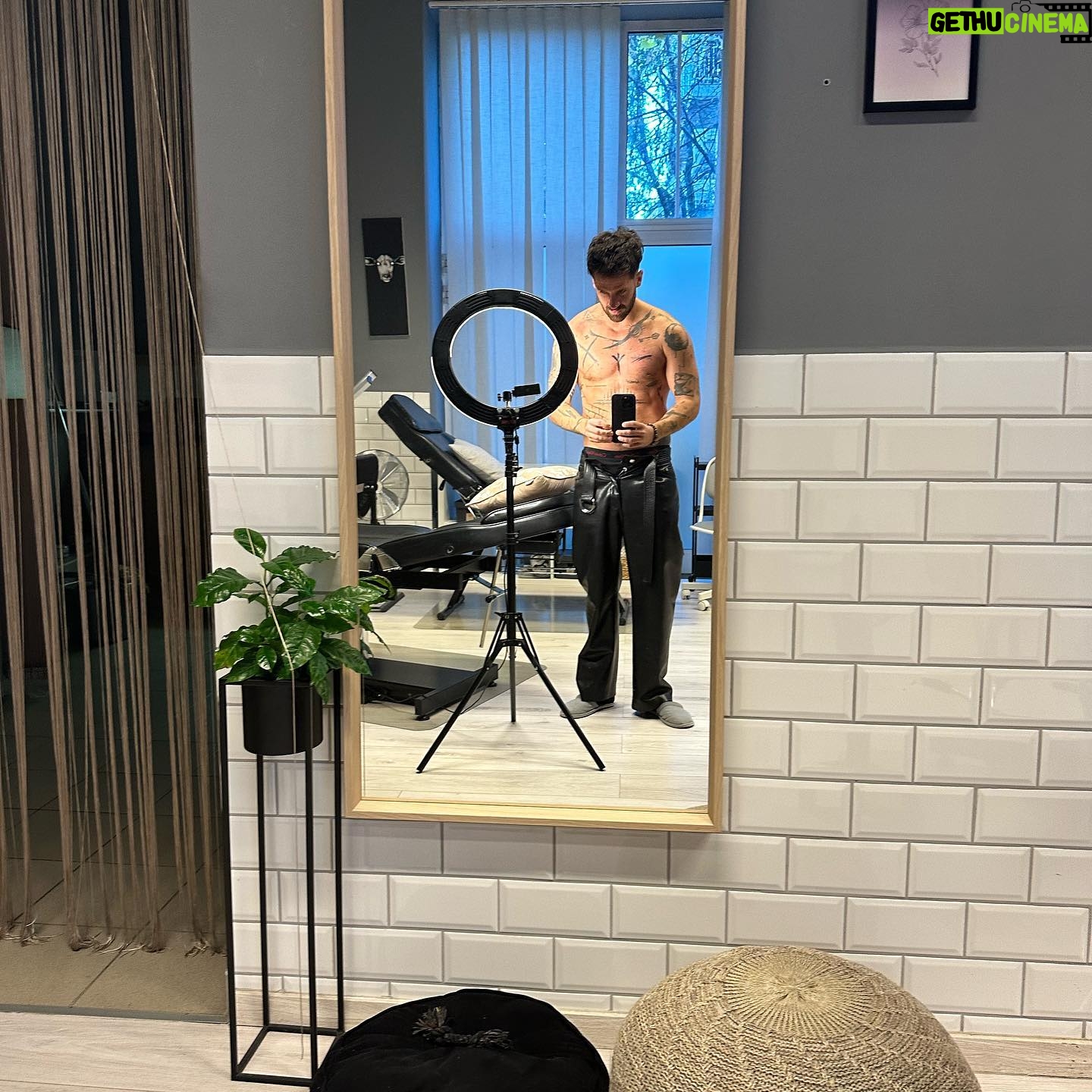 Frohner Fecó - 3.8K Likes - Eltelt egy kis idő ami alatt rengeteg dolog és emlék halmozódott föl.Szeretem,hogy a testemen lévő tetoválásaimnak mind-mind története mondanivalója van.Most egy rúnát egy fejlődéssel kapcsolatos lezárást égy egy boxra való emléket készített nekem @samsara.tattoo .Már idestova 12 éve ő a tetoválom.köszi Sári!😘(előfordult ,hogy láttam ismerősömön ugyanolyan tetoválást.ha tanácsolhatom igyekezzetek saját kútfőből tetoválni magatokra ami számotokra emlékkel bíró eseményekhez kapcsolódik,ha tetováltattok.) 🤘🏼