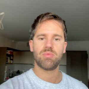 Frohner Fecó Instagram - Fodrászok!
Kérlek ne felejtsétek el,hogy az év egész részében fontos,hogy menjünk hajazni gyermekotthonba ezzel élményt adni a kis lurkoknak!A @kuckoprogram  keretein belül tudtok eligazítást nyerni,hogy milyen otthonok várják a segítségünket az év ezen részében is.
Köszönjük @dora_csikesz  önkéntesnek a segítséget és ,hogy ilyen klassz gyerekekkel találkozhattunk  és segíthettünk immáron másodszor!
A segítség és élményt adományozni cool dolog!
Hajrá!!!