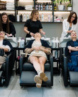 Frohner Fecó Instagram - Anyák napi Dyson nap a @salonfrohner -ben.Nagyon fontos ,hogy a termékek vásárlás előtt próbáljuk ki a termékeket és kérjünk szaktanácsadást is a megfelelő használatukról. Ez a nap erre is tökéletes volt.✨ @dysonhungary🤍✨ #dysonhair #dysonairwrap #dysonsupersonic