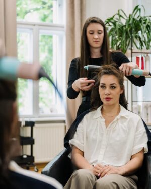 Frohner Fecó Instagram - Anyák napi Dyson nap a @salonfrohner -ben.Nagyon fontos ,hogy a termékek vásárlás előtt próbáljuk ki a termékeket és kérjünk szaktanácsadást is a megfelelő használatukról. Ez a nap erre is tökéletes volt.✨ @dysonhungary🤍✨ #dysonhair #dysonairwrap #dysonsupersonic
