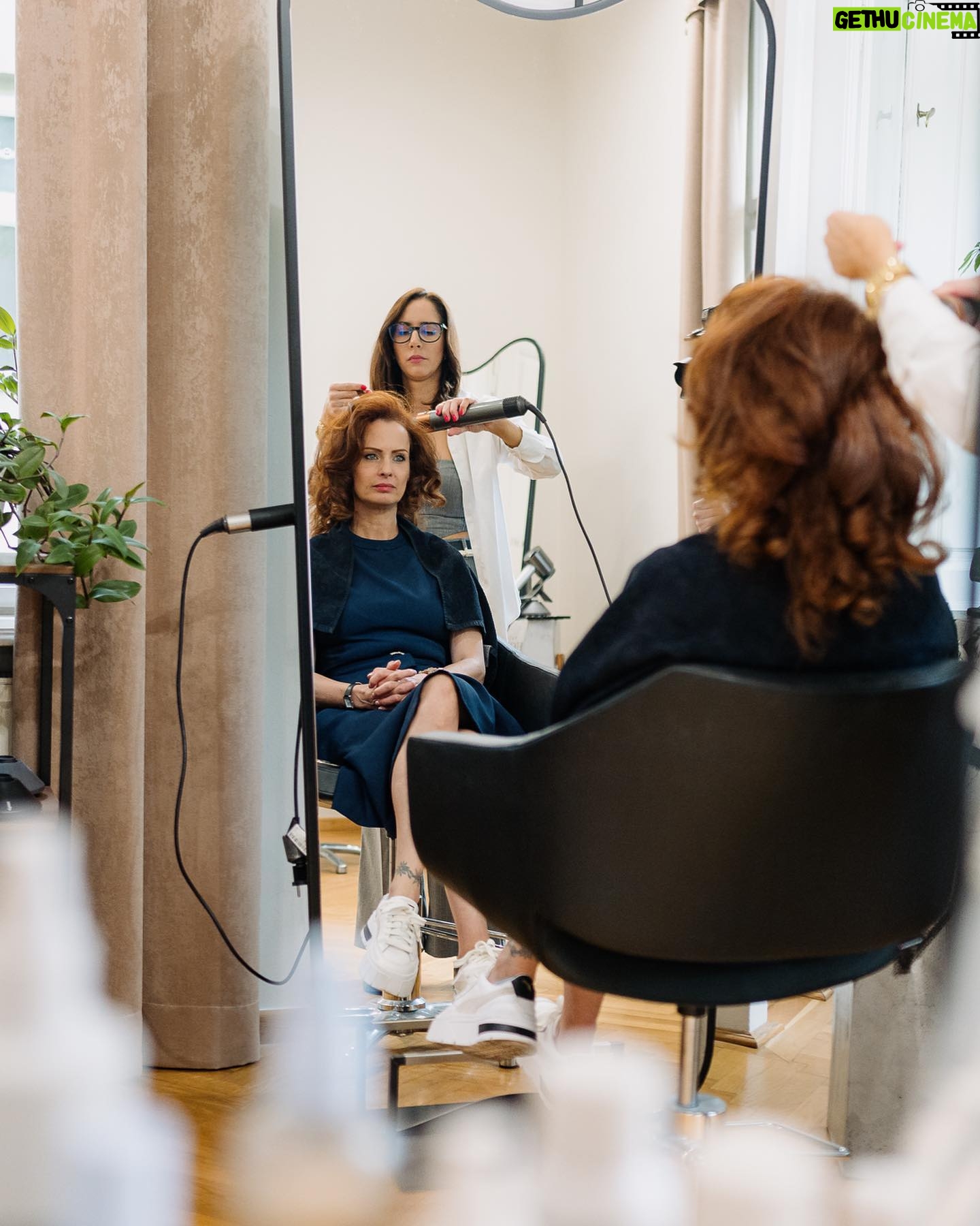 Frohner Fecó - 3.1K Likes - Anyák napi Dyson nap a @salonfrohner -ben.Nagyon fontos ,hogy a termékek vásárlás előtt próbáljuk ki a termékeket és kérjünk szaktanácsadást is a megfelelő használatukról. Ez a nap erre is tökéletes volt.✨ @dysonhungary🤍✨ #dysonhair #dysonairwrap #dysonsupersonic