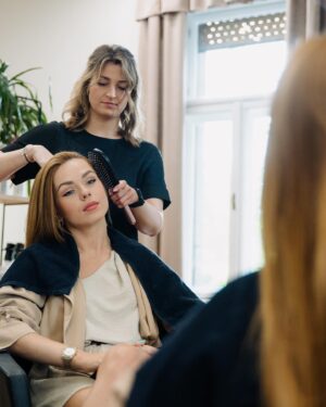 Frohner Fecó Instagram - Anyák napi Dyson nap a @salonfrohner -ben.Nagyon fontos ,hogy a termékek vásárlás előtt próbáljuk ki a termékeket és kérjünk szaktanácsadást is a megfelelő használatukról. Ez a nap erre is tökéletes volt.✨ @dysonhungary🤍✨ #dysonhair #dysonairwrap #dysonsupersonic