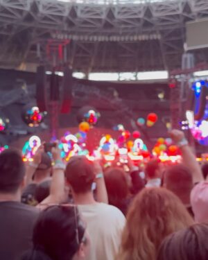 Frohner Fecó Instagram - A Coldplay koncertje nem csak egy sima koncert.Inkább egy edukatív tartalmi est a szeretetről ,ami miatt pont életem egyik top koncertje.✨✨✨🤍🤍🤍🤍🤍🤍