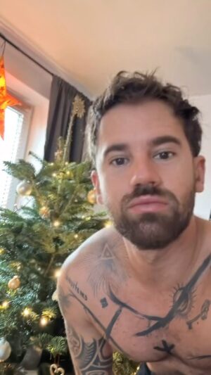 Frohner Fecó Instagram - Gondoltam megmutatom az énektudásomat Nektek,így Karácsony🎄alkalmából.Kellemes és Boldog Karácsonyt everybodynak!🎄🌚❤️✨✨😂