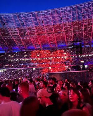 Frohner Fecó Instagram - A Coldplay koncertje nem csak egy sima koncert.Inkább egy edukatív tartalmi est a szeretetről ,ami miatt pont életem egyik top koncertje.✨✨✨🤍🤍🤍🤍🤍🤍