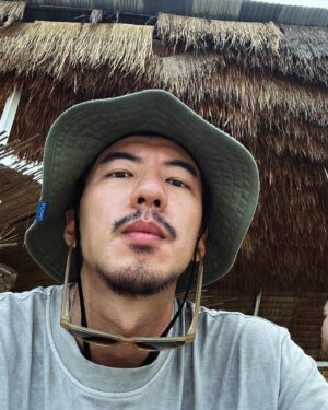 Fu Meng-Po Instagram - 在泰國待了好久，
終於有機會，
騎車、看海🏝️